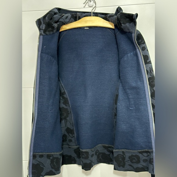 Lululemon Scuba Hoodie II: Flat Inky Floral Heathered Inkwell Deep Coal- Size 8 - Picture 7 of 9